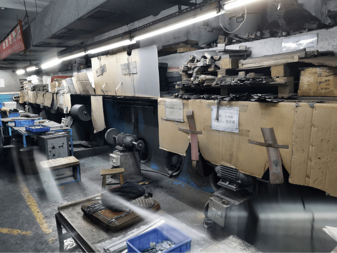 曝光台 易燃化学品生产车间惊现明火煮食，安全防线何以失守？